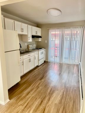 MOVE IN SPECIAL! 2 WEEKS FREE PLUS LOWER SECURITY DEPOSIT! Spacious 2 bed, 1 bath First Floor Apt Ready for Move In! – photo 1