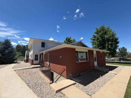 MOVE IN SPECIAL!! 2 Bedroom 1 Bathroom Apartment in Longmont – photo 1