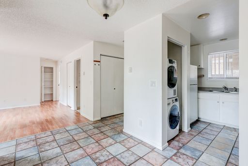 Bright Updated Condo with Amazing Location – photo 1