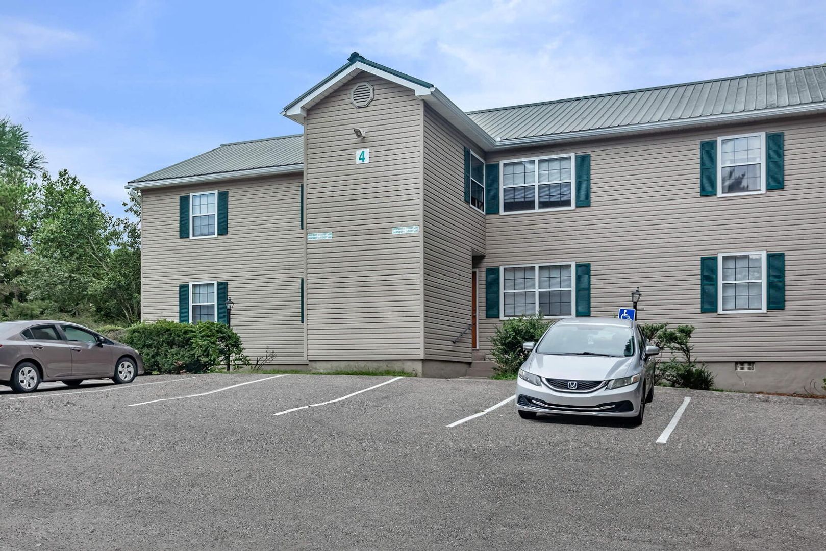 Woodland Manor Apartments