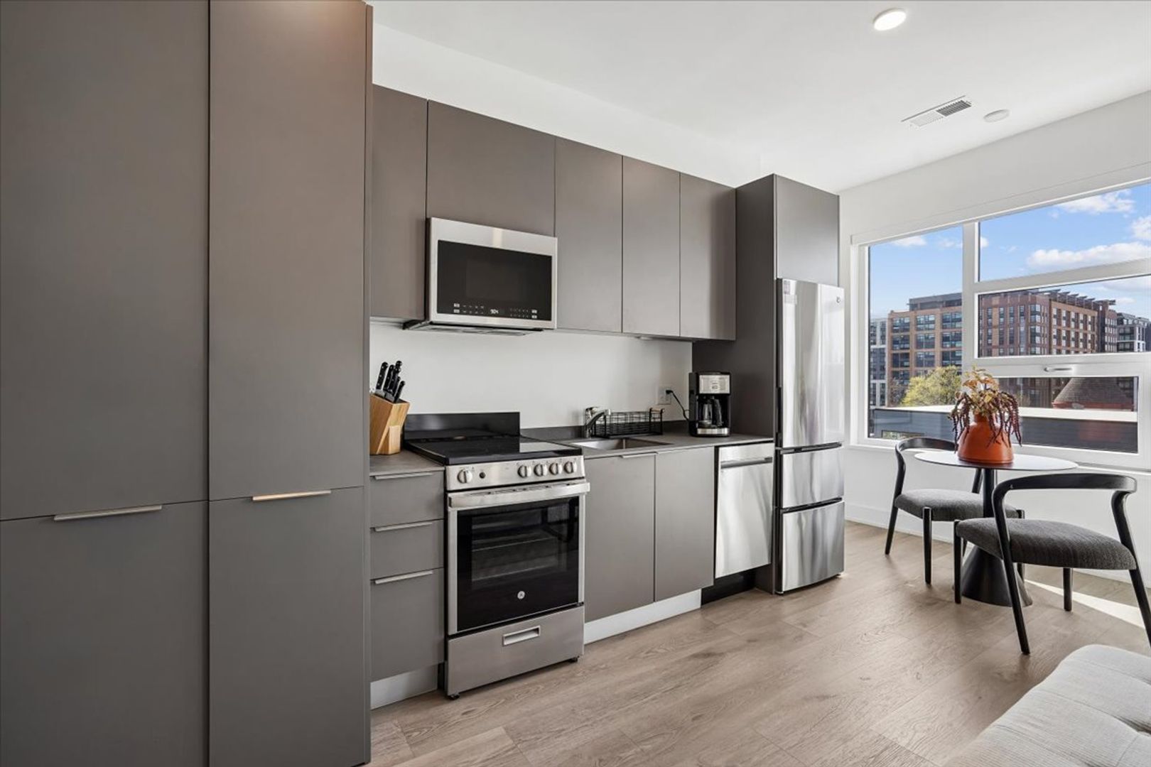 Washington Apartment: 1324 North Capitol Street