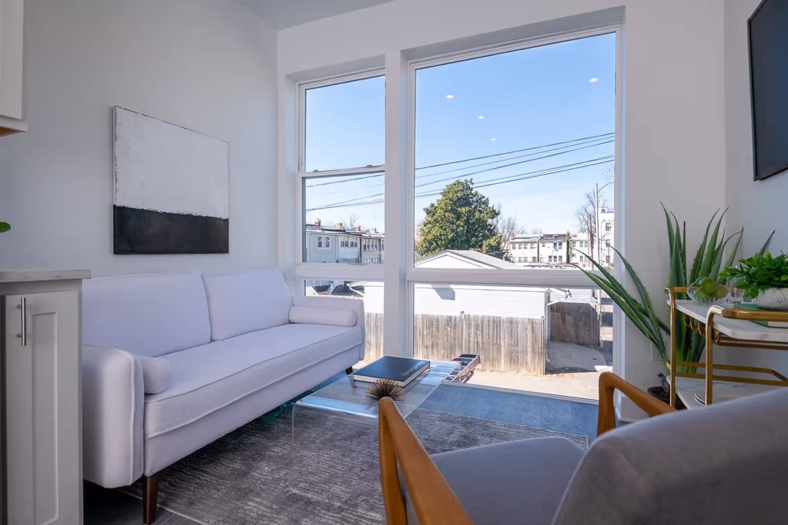 Washington Apartment: 818 Bladensburg Road NE