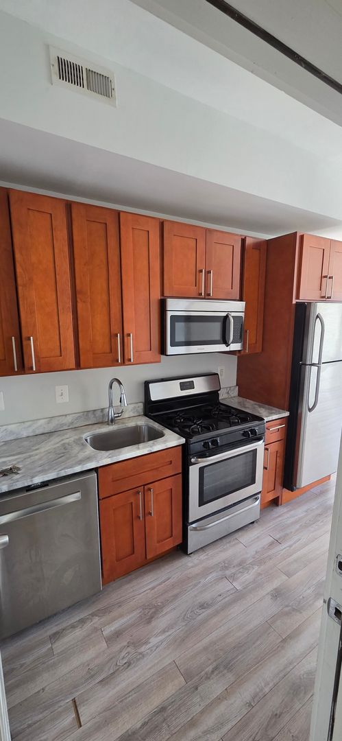 Washington Apartment: 134 6th Street NE