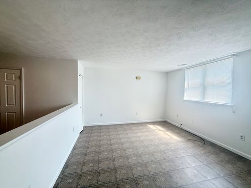 Spacious Apartment w/Private Entry – photo 1