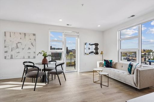 Penthouse 1 Bed 1.5 Bath with Private Balcony – photo 1
