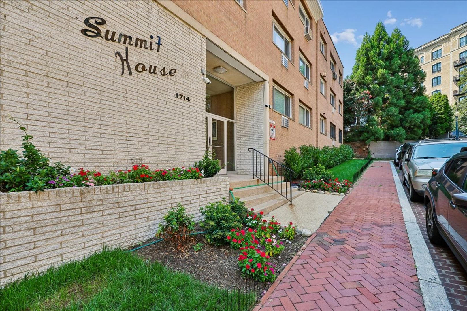 Washington Apartment: 1714 Summit Place NW