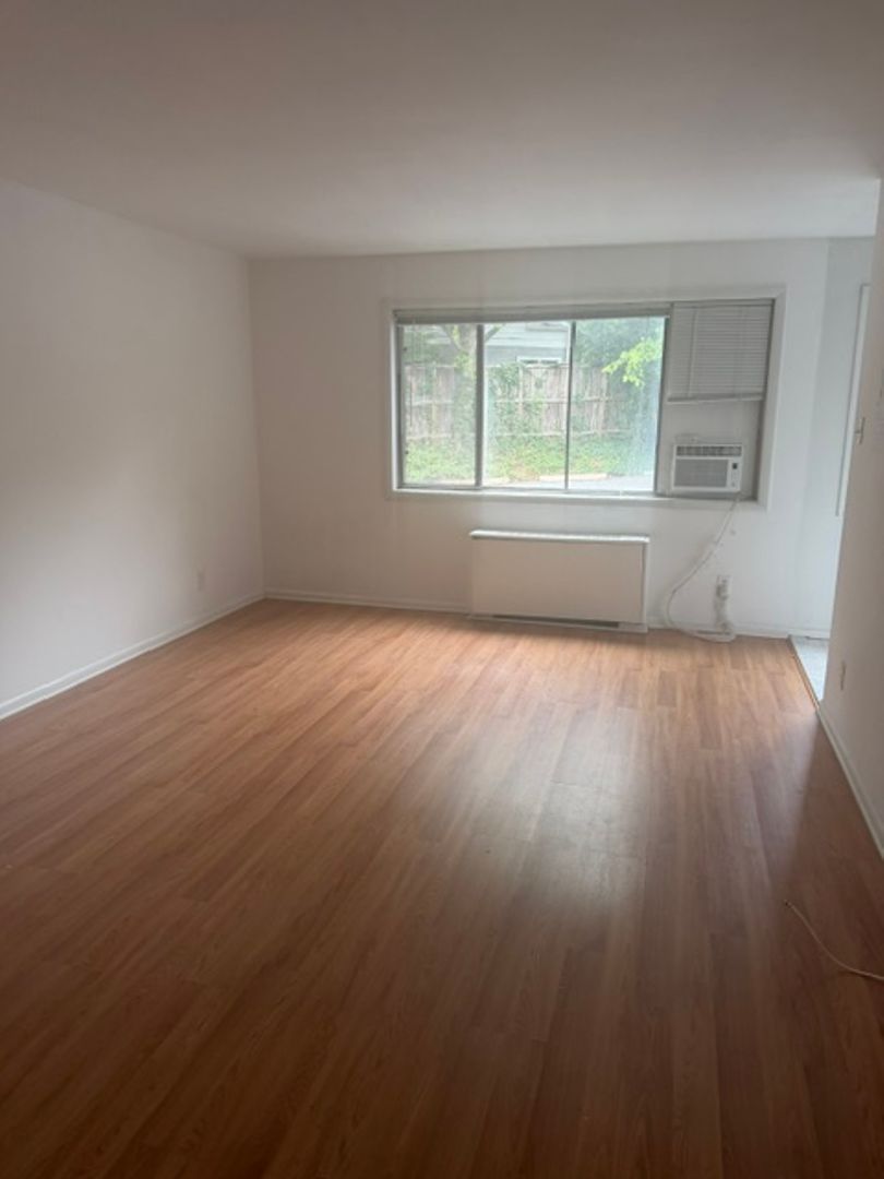 Washington Apartment: 4455 Macarthur Blvd NW
