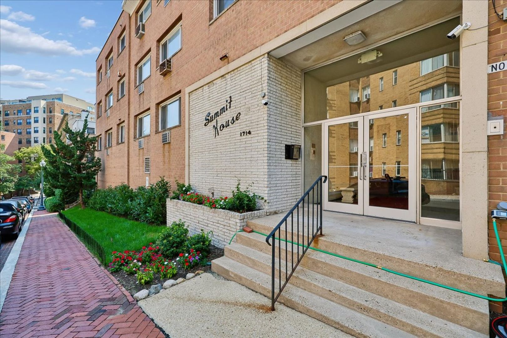 Washington Apartment: 1714 Summit Place NW