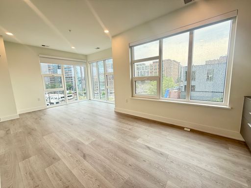 Corner Unit Views with balcony – photo 1