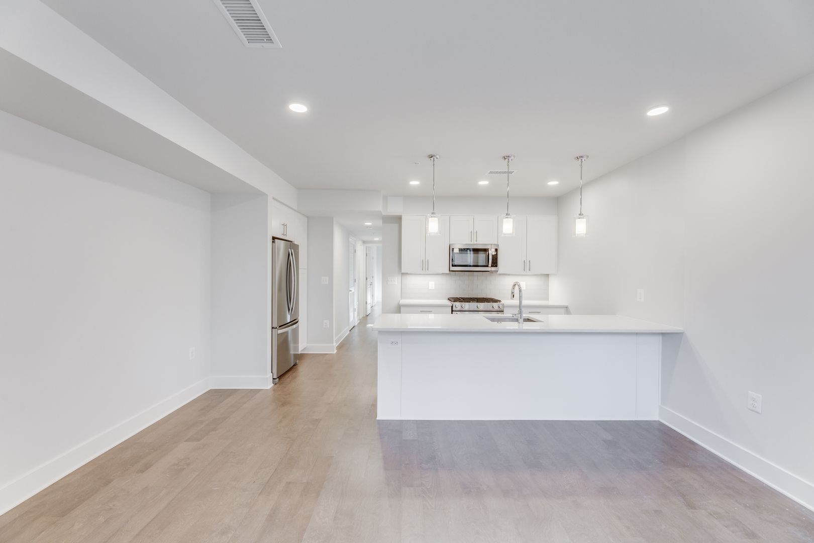 Washington Apartment: 2201 40th Pl NW