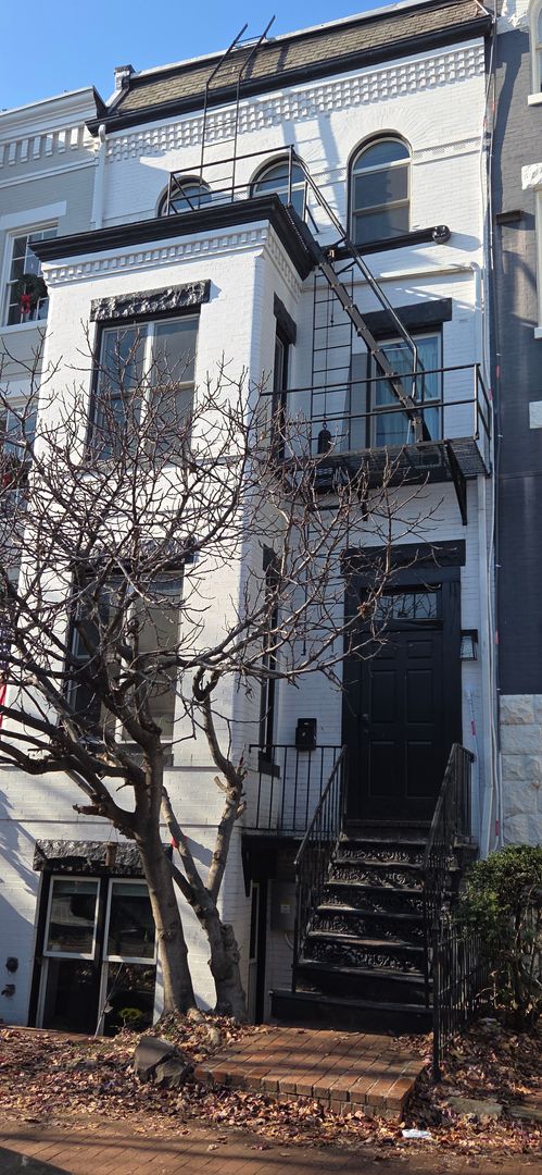 Washington Apartment: 126 6th Street NE