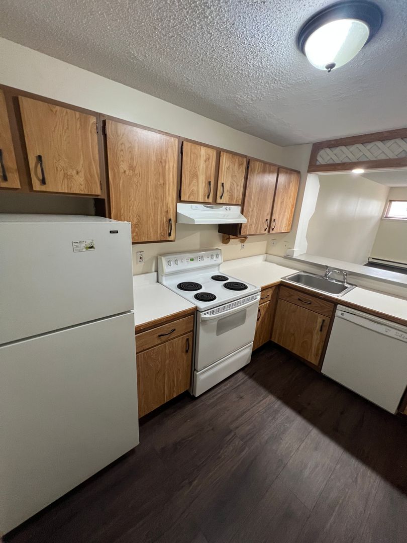 Stratford Apartment: 3699 Broadbridge Ave