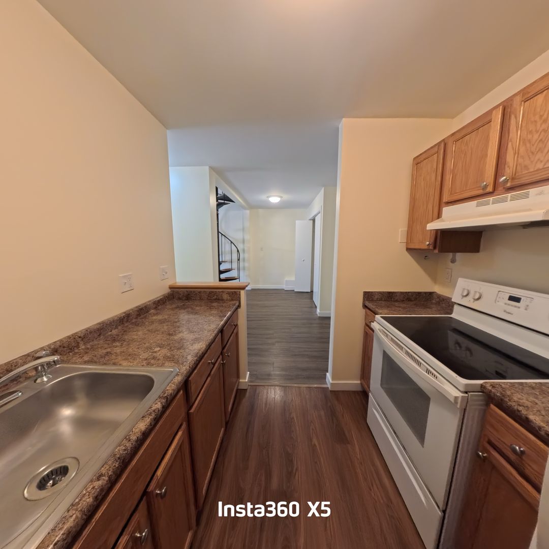 Stratford Apartment: 3699 Broadbridge Ave
