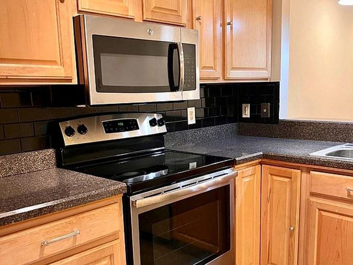 Stratford Apartment: 3699 Broadbridge Ave