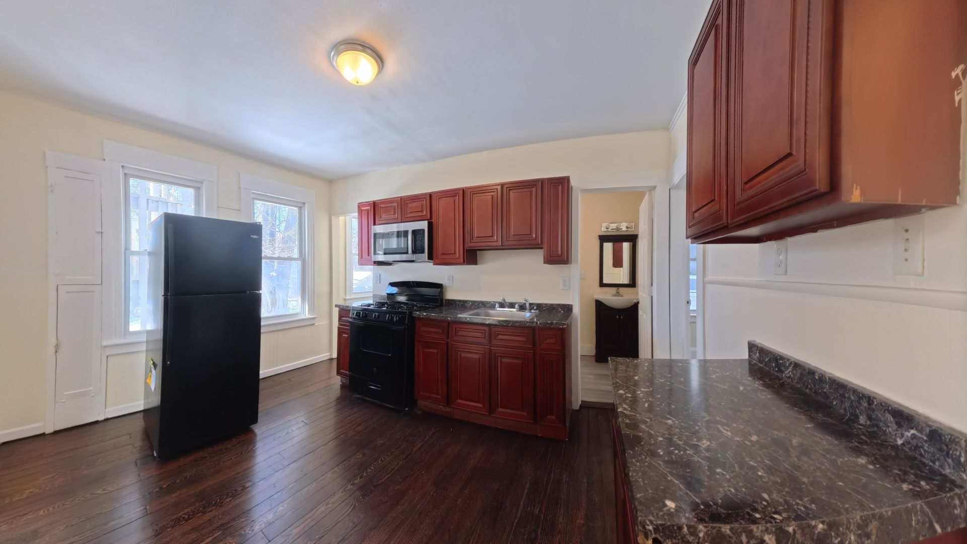 Bridgeport Apartment: 5 Fox St