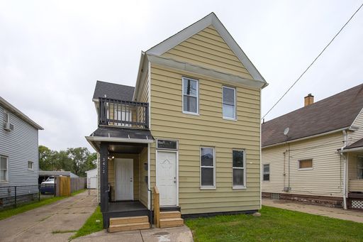 Spacious & Fully Renovated 4-Bedroom Upstairs Unit in Cleveland – photo 1