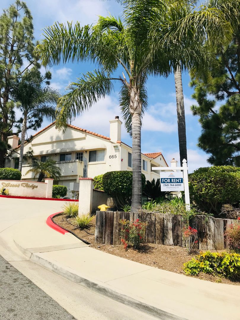 Vista Apartment: 665 Ascot Dr.