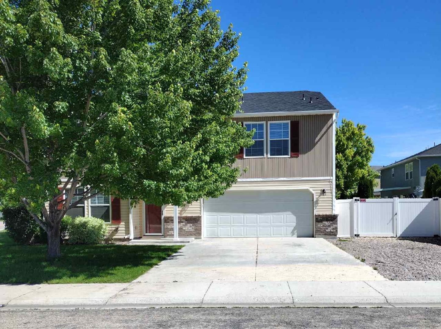 Kuna House: 304 E Ivy Glade St