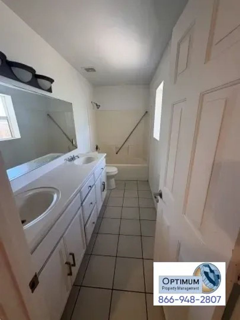 Hesperia Apartment: 16429 Chestnut St