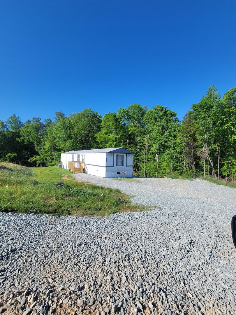 Haw River House: 1010 Jacks Dr