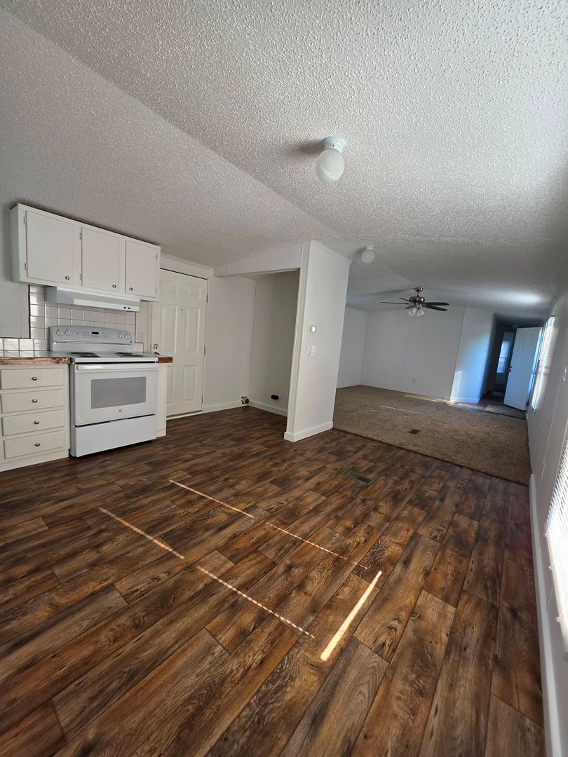 Haw River House: 1002  Jacks Dr