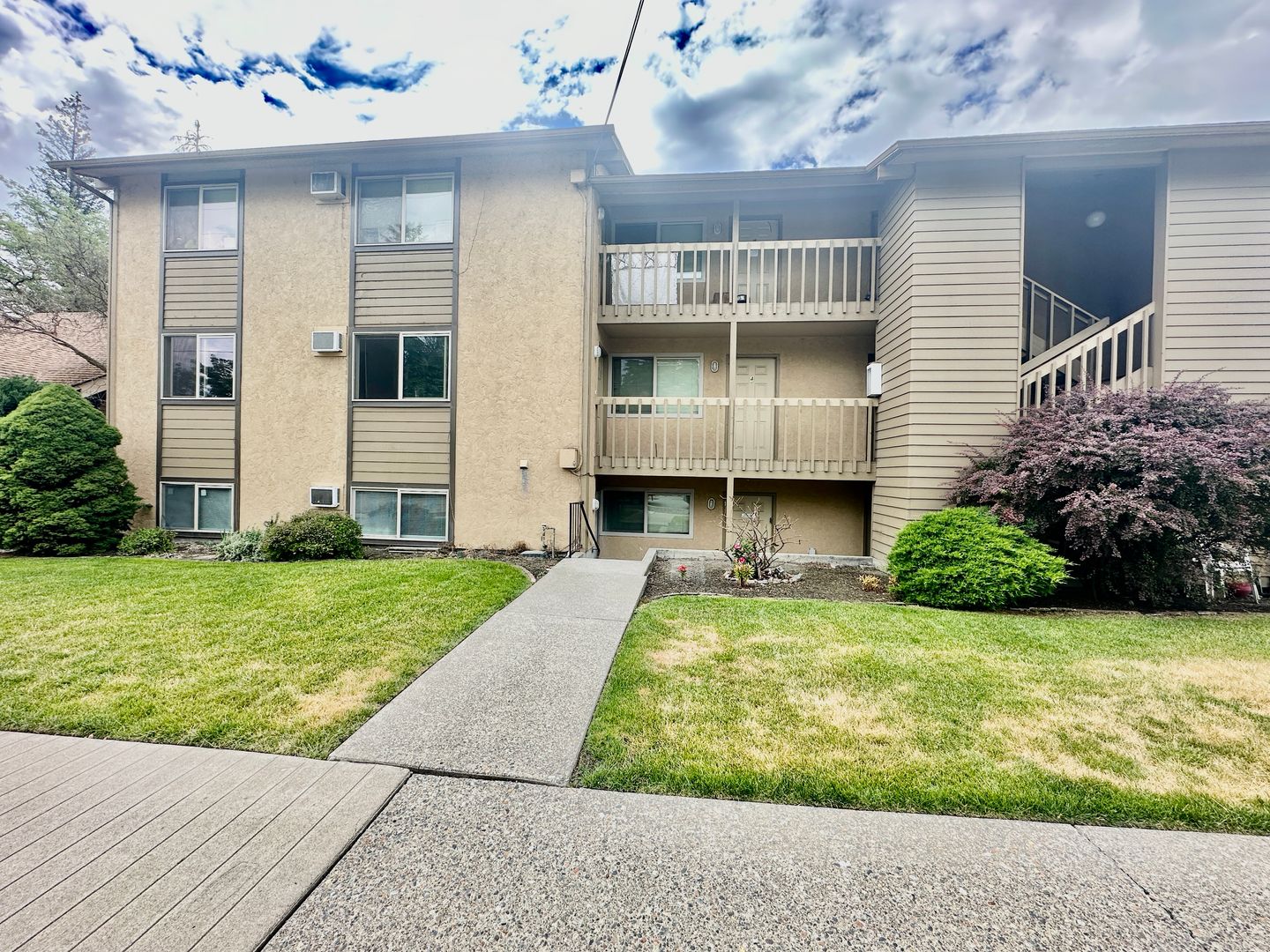 Spokane Apartment: 1036 E Desmet Ave