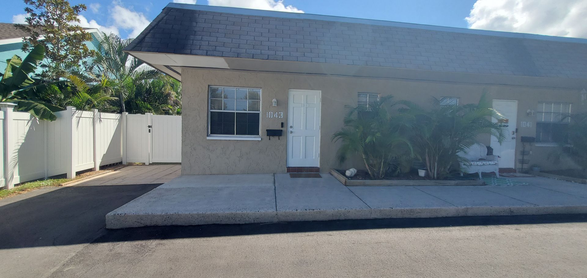 Dunedin House: 1043 Milwaukee Avenue