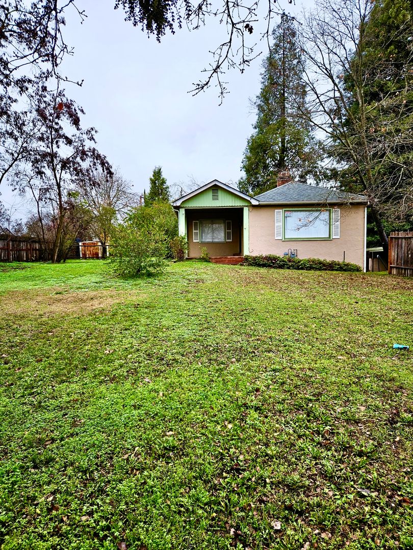 Grants Pass House: 868 NE A St