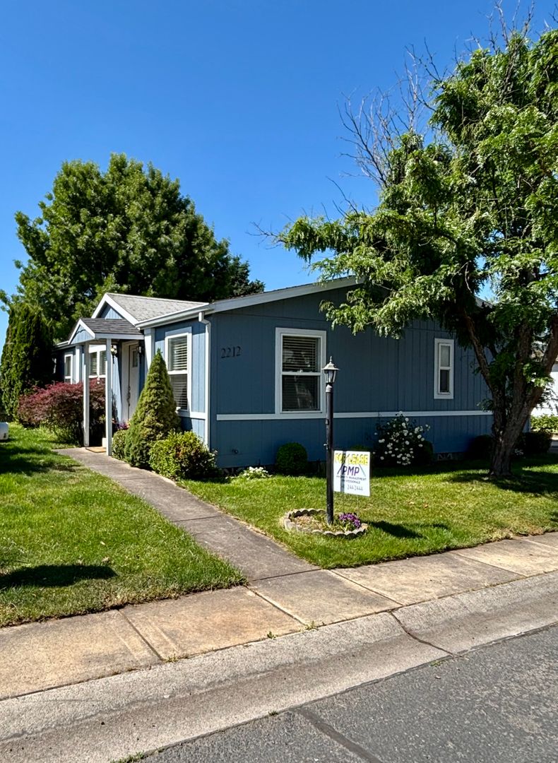 Central Point House: 2212 Lara Lane