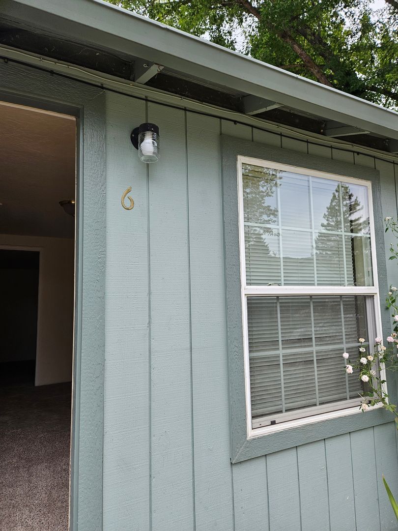 Grants Pass Apartment: 1406 SE Florence Lane