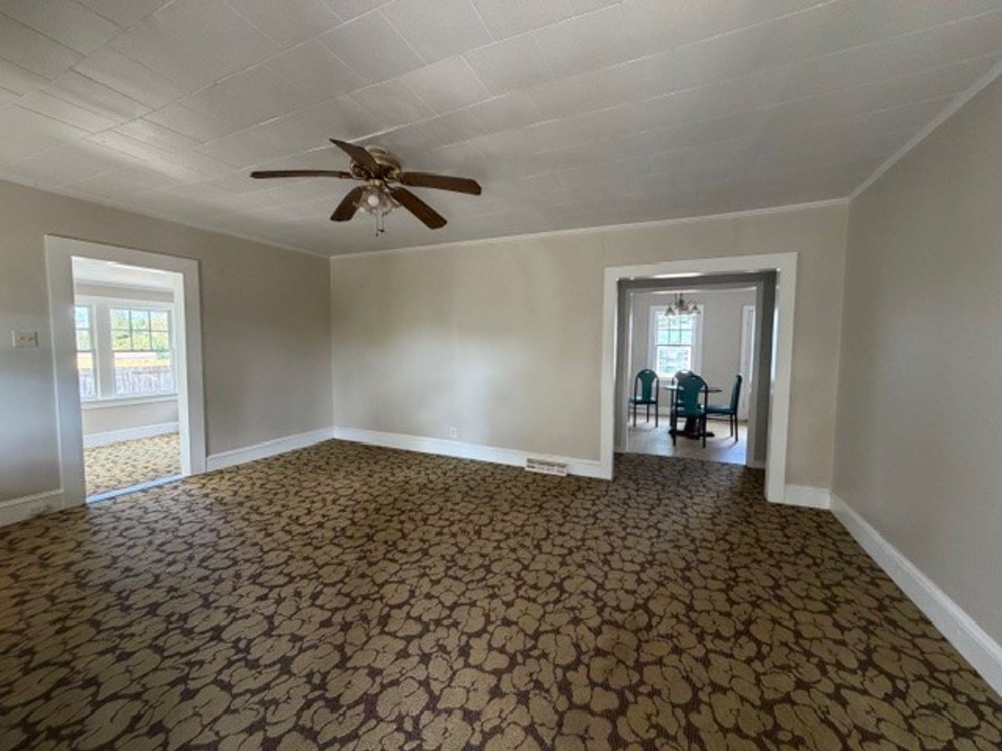 Winston Salem House: 999 Salisbury Ridge Road