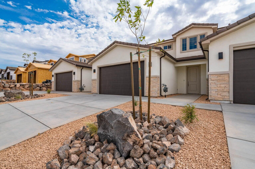 4 Br / 2.5 Bath Townhome, Like NEW! – photo 1