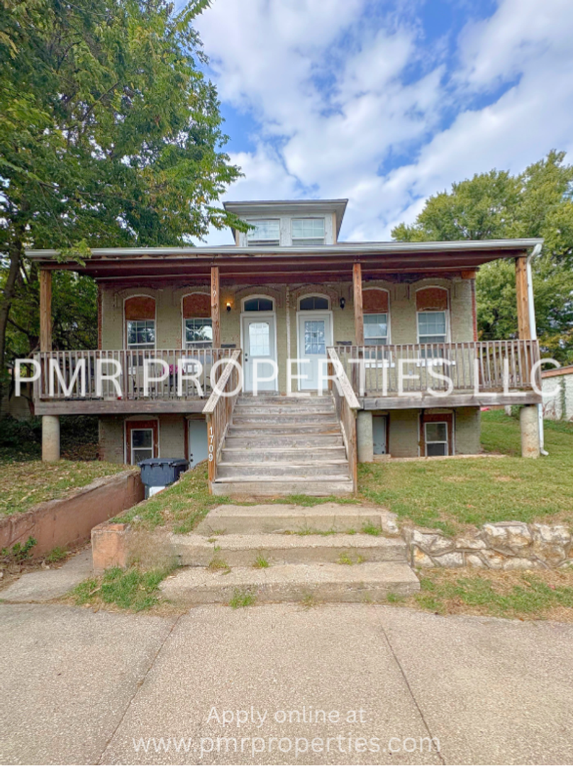 Saint Joseph Apartment: 1709-1711 Howard