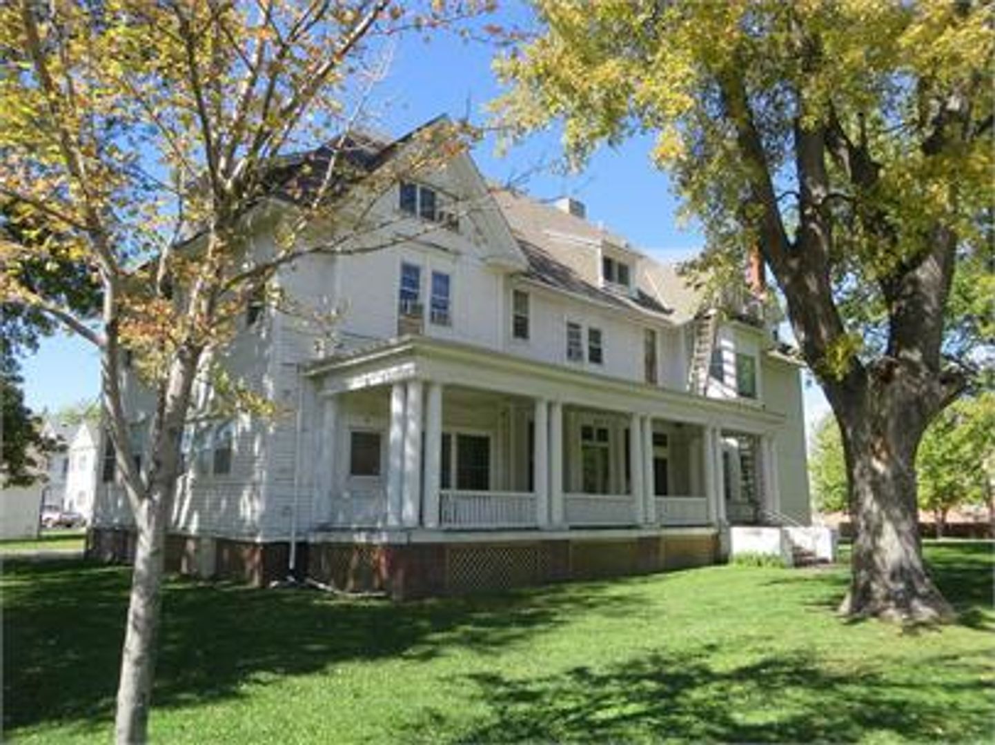 Council Bluffs Apartment: 805 2nd Ave