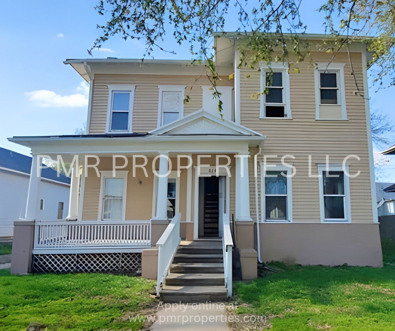 Council Bluffs Apartment: 823 3rd Ave