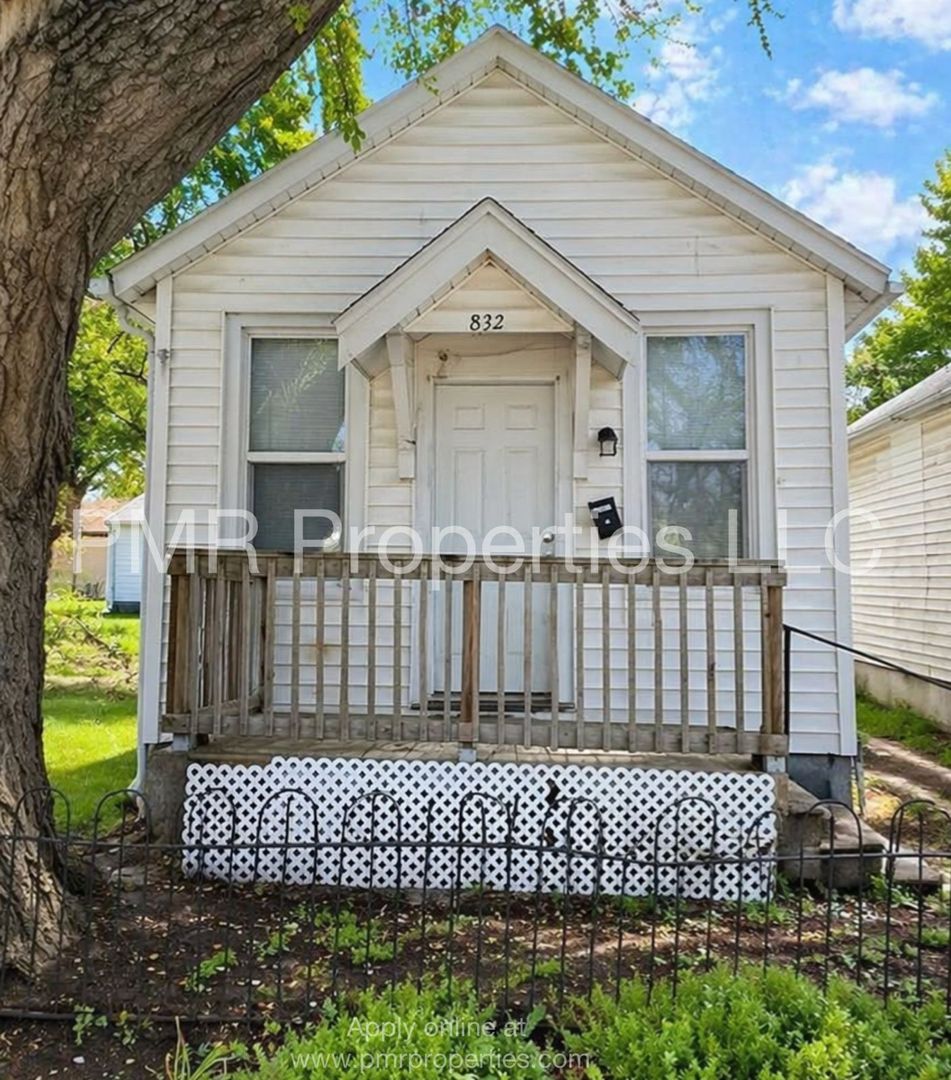 Saint Joseph House: 832 Warsaw Avenue