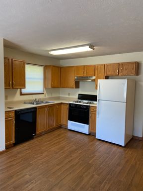 LIMITED TIME FIRST MONTH'S RENT FREE! - 2 Bedroom Apartment In Stonewall Court Apartments!