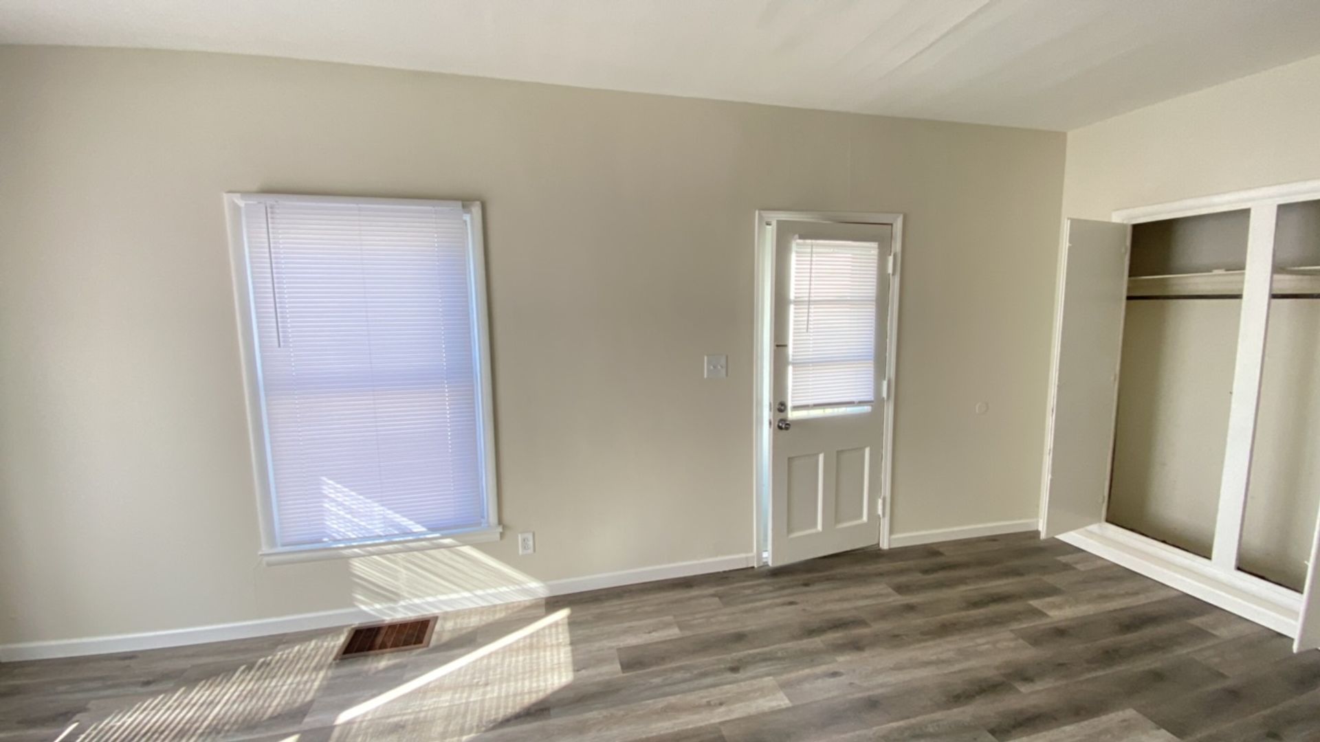 Elkhart Apartment: 214 E Crawford St