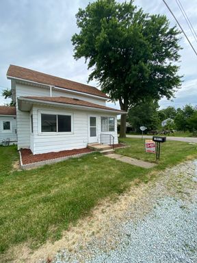 2 Bedroom Apartment in Goshen with a Pole Barn!