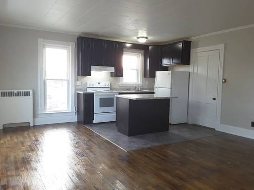 Stunning Upper Level Efficiency Unit in Goshen!