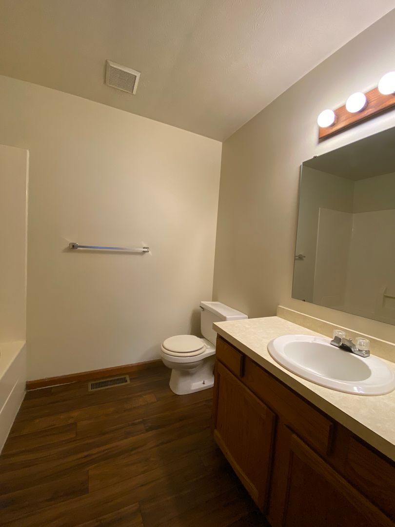 Nappanee Apartment: 208 Stonewall Court