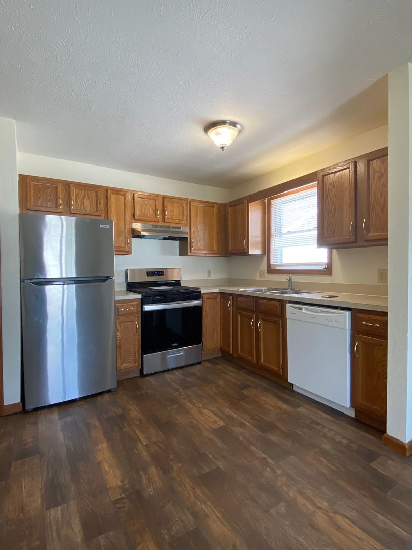 Nappanee Apartment: 211 Stonewall Court