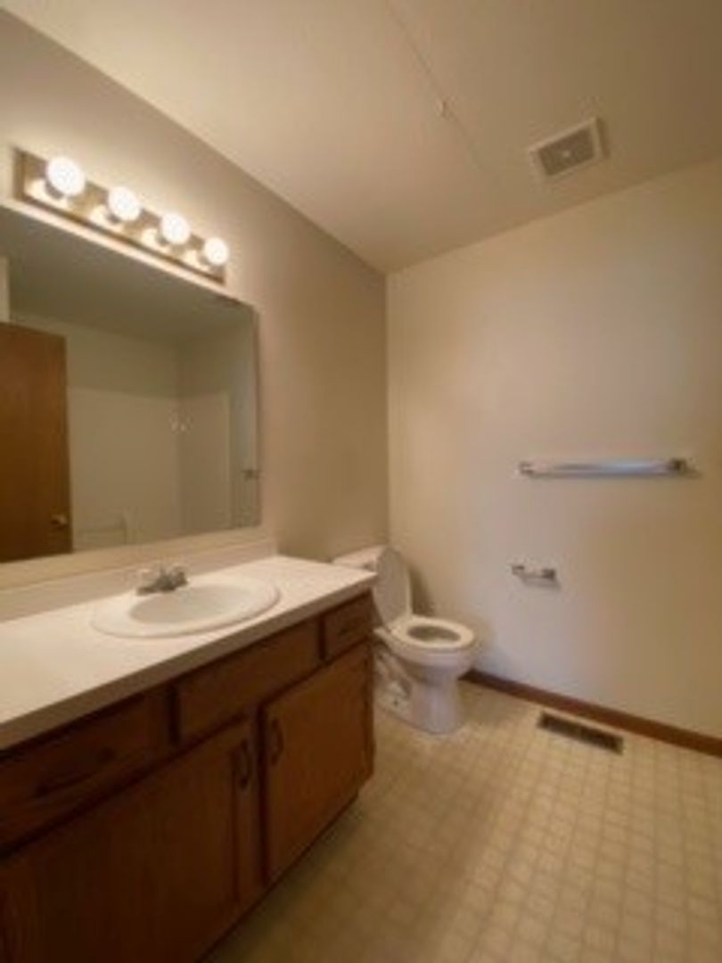 Nappanee Apartment: 206 Stonewall Court