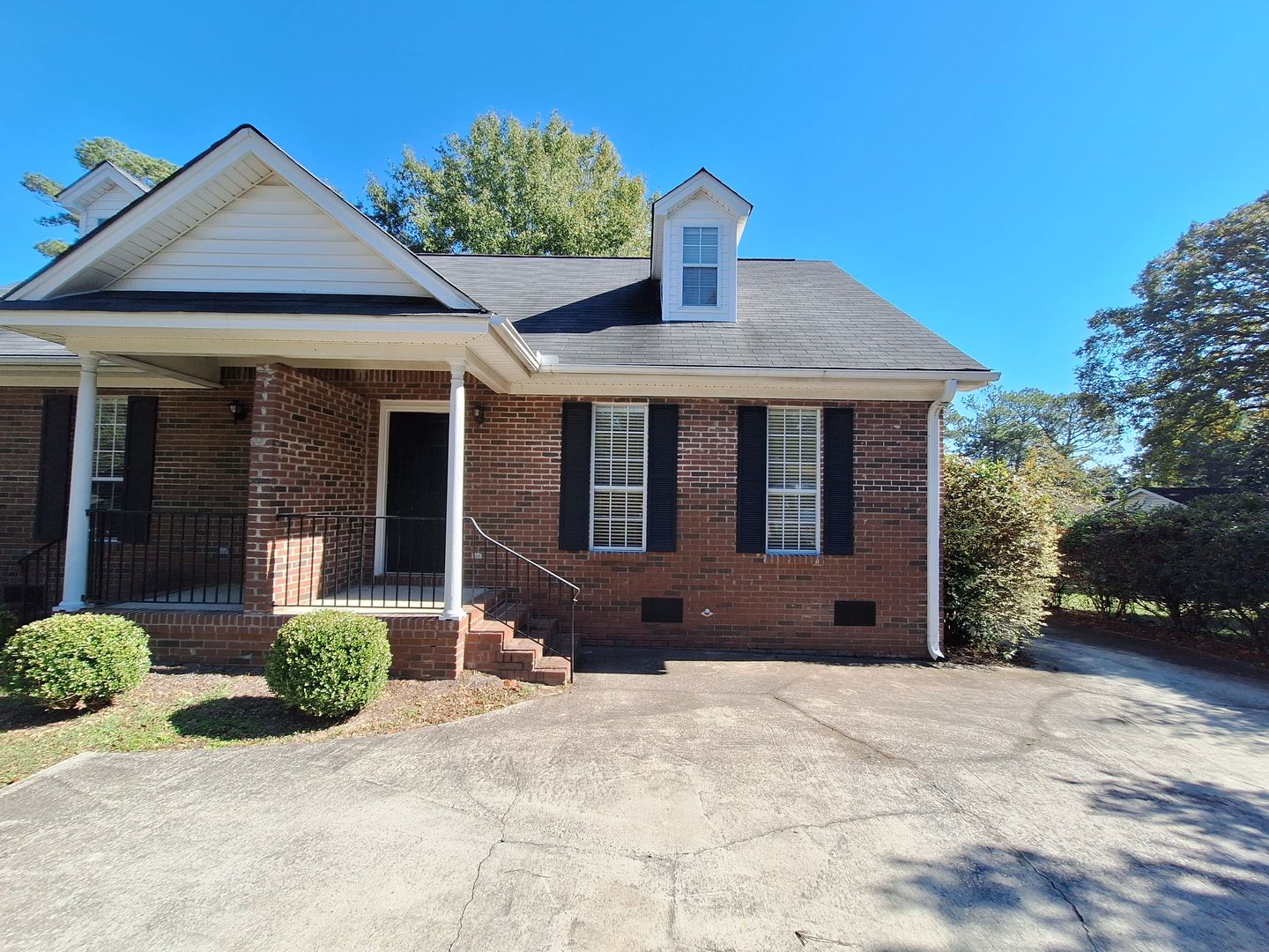 Columbia Apartment: Deerwood Properties