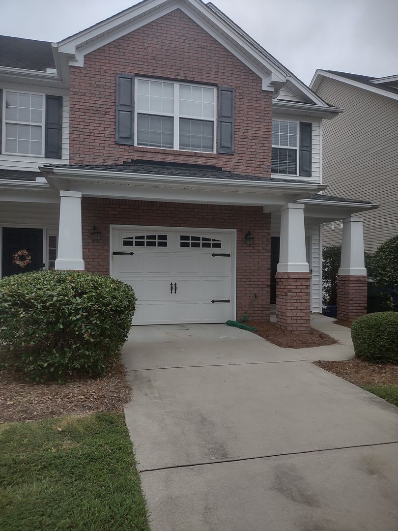 Columbia House: 27 Braiden Manor Rd