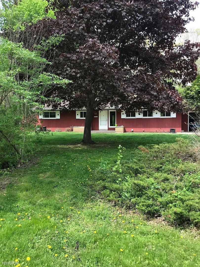 Ann Arbor House: 2855 Whippoorwill Lane