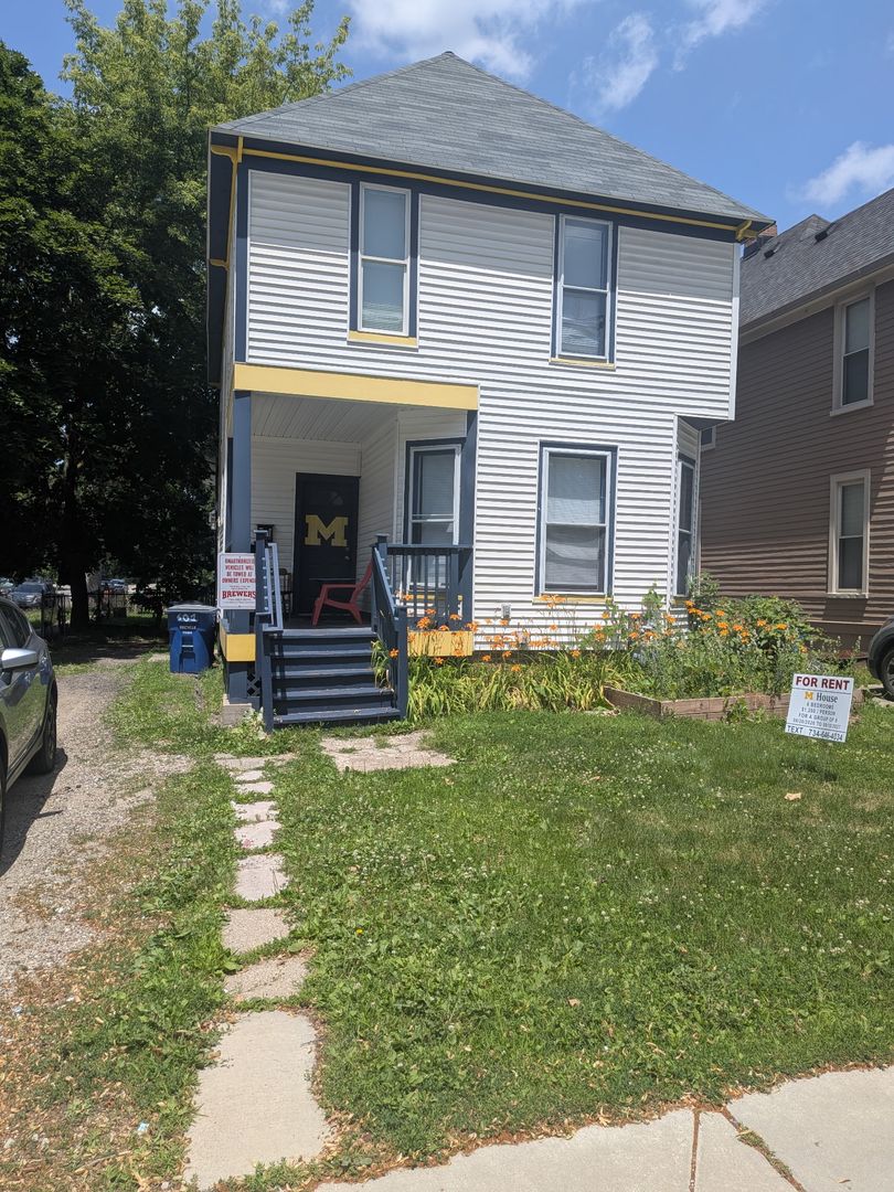 Ann Arbor Apartment: 601 East Hoover