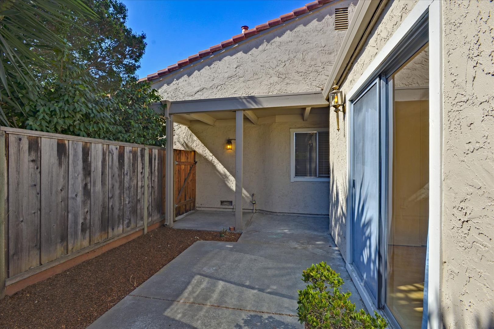 East Palo Alto Townhome: 130 Mission Dr