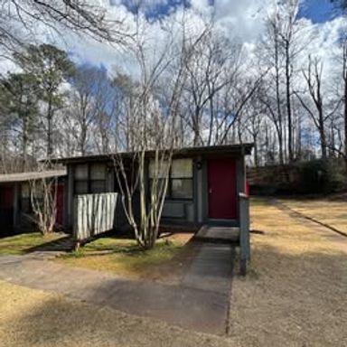 MOVE IN SPECIAL! Total Electric Studio Apartment Water & Trash Are Included