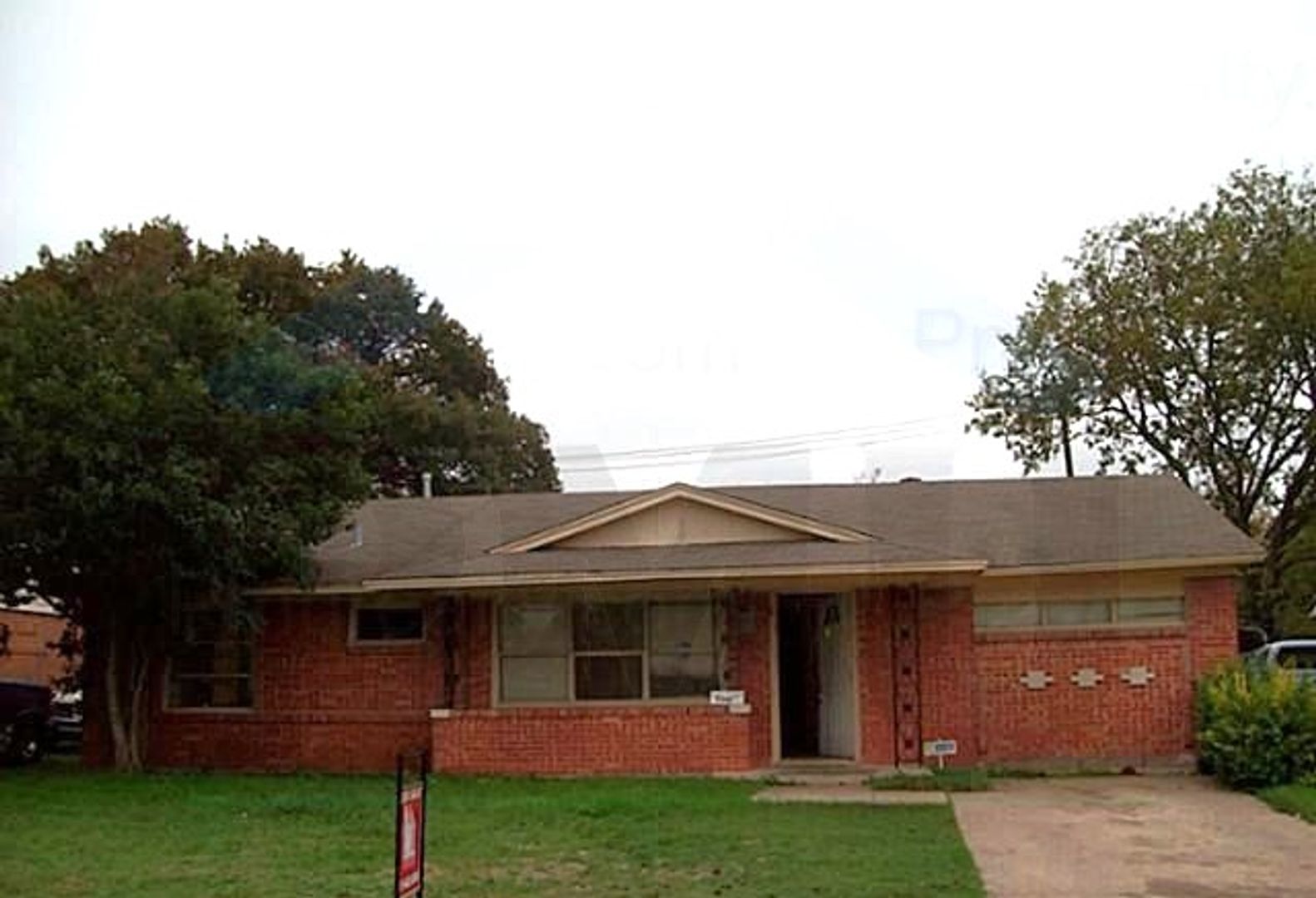 Dallas House: 130 W Cherry Point Dr